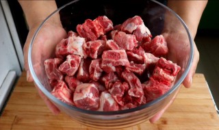 年糕烧排骨怎么做好吃（年糕烧排骨怎么做好吃视频）