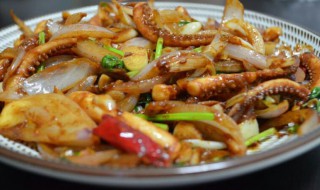 木耳爆炒鱿鱼怎么做（鱿鱼炒木耳的做法大全窍门）