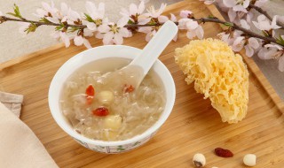 银耳莲子汤怎么做比较好吃（银耳莲子汤怎么做比较好吃窍门）