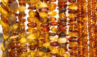 佩戴琥珀饰品有什么功效（佩戴琥珀饰品有什么功效吗）