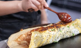 快手鸡蛋饼的简单做法（快手早餐鸡蛋饼）