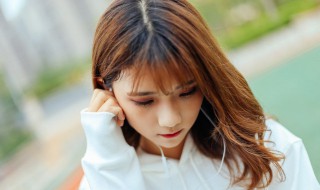 白色卫衣配什么裤子好看女 白色卫衣配什么颜色的裤子最好看