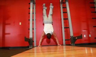 如何练倒立俯卧撑 如何练倒立俯卧撑视频