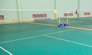 羽毛球网中部上沿距地面应有多高(羽毛球网下沿高度)