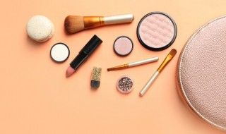 女生化妆包里有什么 女孩包包里面的化妆品图片