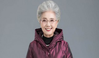 老年人穿什么颜色的羽绒服好看（老年人穿什么颜色的羽绒服好看男）