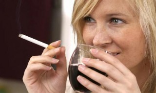 哪些坏习惯会让女性提前老化 影响女人变老的因素