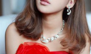 女生怎么练一字肩（女人一字肩怎样练成的）