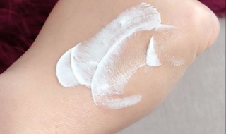 使用防晒乳前要涂什么（防晒乳前要用乳液吗）