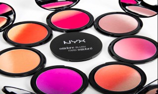 腮红和粉饼的使用顺序是什么（腮红和粉饼的使用顺序是什么意思）