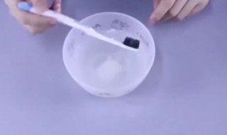 用盐刷牙的正确方法 用盐刷牙的正确方法图片