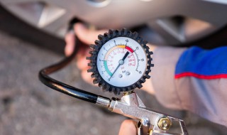 夏天汽车胎压多少合适呢（夏天汽车胎压多少合适呢）