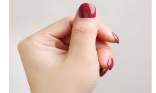 撕拉指甲油会伤指甲吗（撕拉指甲油会伤指甲吗）
