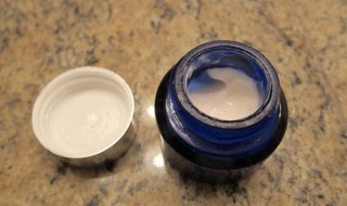 眼霜晚上睡觉可以用吗 眼霜晚上睡觉可以用吗女生