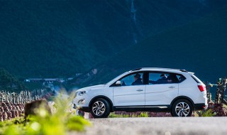 宝骏560亮一个红灯一个黄灯咋回事（宝骏560发动机亮黄灯）