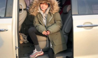 军绿色羽绒服配什么裤子（军绿色羽绒服配什么裤子女生）