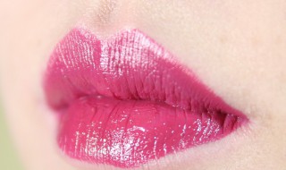 唇蜜和润唇膏的区别是什么 唇蜜和润唇膏有什么区别