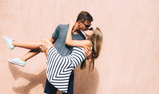 送给女朋友的祝福语短句（送给女朋友的祝福语短句八个字）