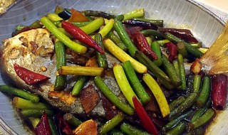 蒜香鲳鱼的做法 蒜苔鲳鱼怎么做好吃