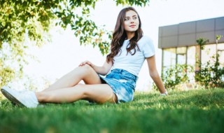 描写小河和草地的句子（描写河边小草的句子）