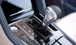 夜间自动档车正确起步方法(自动挡车起步操作)