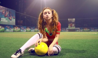 足球女孩过人教程（足球女孩过人教程全集）