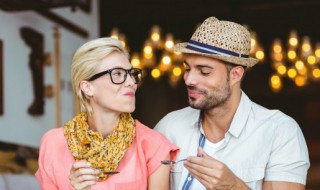 别人结婚了怎么祝福（别人结婚了怎么祝福朋友圈评论）