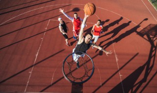 投篮训练方法 原地单手肩上投篮训练方法