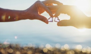 适合发朋友圈的爱情句子（适合发朋友圈的爱情句子带图）