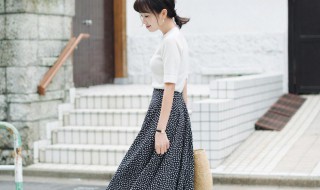 黑白波点半裙搭配技巧（白色波点半裙怎么搭配图片）