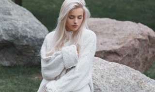 毛衣买什么颜色好看（毛衣买什么颜色好看男）