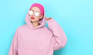 粉色卫衣适合搭配什么外套（粉色卫衣适合搭配什么外套图片）