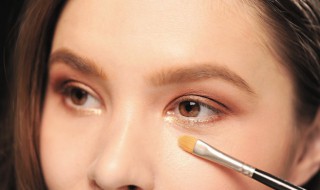 梦见自己擦眼影是什么预兆 梦见自己擦眼影是什么预兆女人