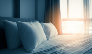 女人枕头下放钱（女人枕头下放钱好吗）