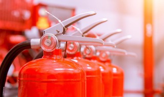 用灭火器进行灭火的最佳距离 用灭火器进行灭火的最佳距离和位置是