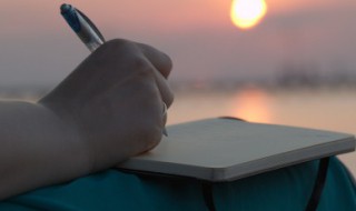 黄金万年草和佛甲草的区别是什么 黄金万年草与佛甲草有什么不同