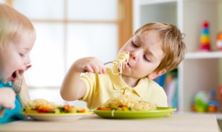 梦见请人吃饭什么意思 梦见请人吃饭什么意思菜是别人的