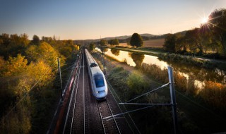 梦见坐动车是什么意思（梦到坐车坐过站）