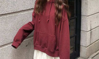连帽卫衣下面配什么裤子（连帽卫衣下面配什么裤子好看）