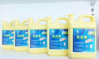 纯净水加洗洁精能当玻璃水吗 水里加洗洁精可以当玻璃水用嘛