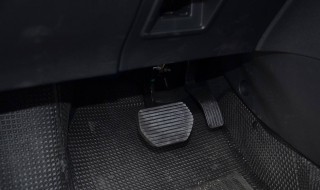 踩刹车有漏气的声音是怎么回事?(一踩刹车有漏气的声音是怎么回事)