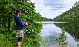 春天大江钓鱼技巧（春天江边钓鱼技巧）