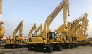 坐在挖机上怎样看整平（挖掘机整平要看哪里能整平）