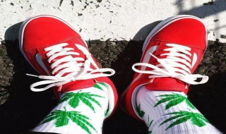 袜子套在裤子上穿法 袜子套在裤子上穿法图解