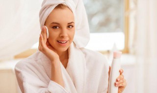 爽肤水后直接涂抹乳液吗（爽肤水后直接涂抹乳液吗）