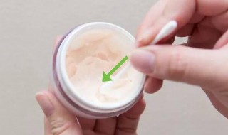 眼霜能不能擦在上眼皮（眼霜能不能抹在眼皮上）