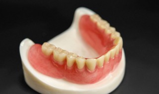 假牙可以用盐水泡吗（假牙可以用盐水泡吗有毒吗）
