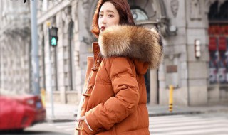 焦糖色羽绒服配什么色围巾（焦糖色棉服配什么颜色围巾好看）