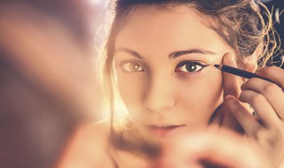 眼线液笔晕染怎么办（眼线笔晕染到眼睛里怎么办）