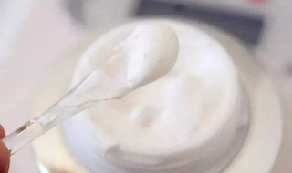 润肤露是水还是乳液（润肤露是水乳吗）